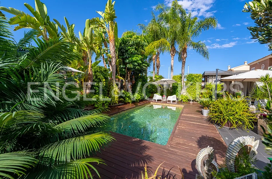Extraordinary villa with exotic garden