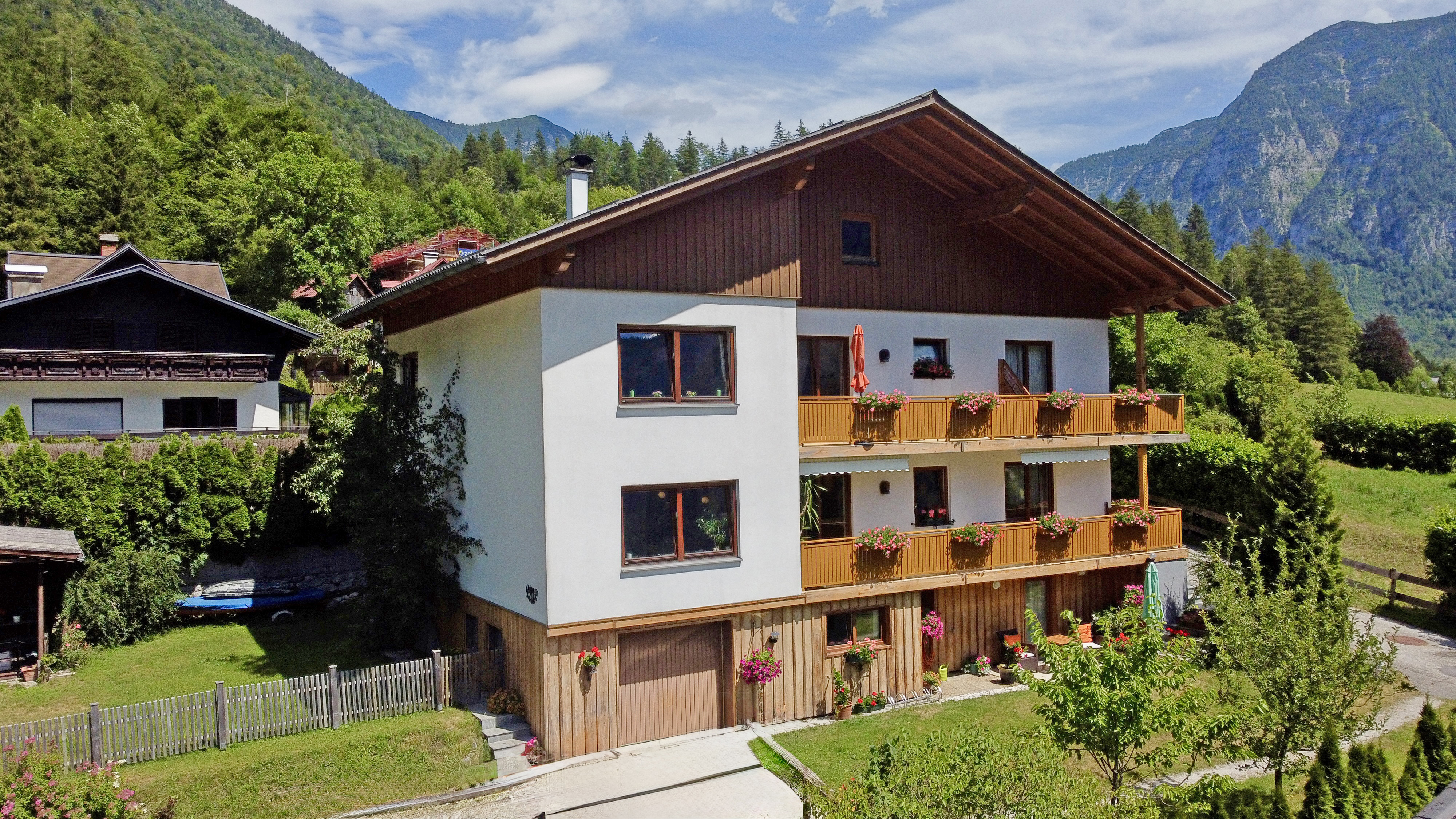 Living with a view - Exclusive multi-family/guesthouse near Hallstatt