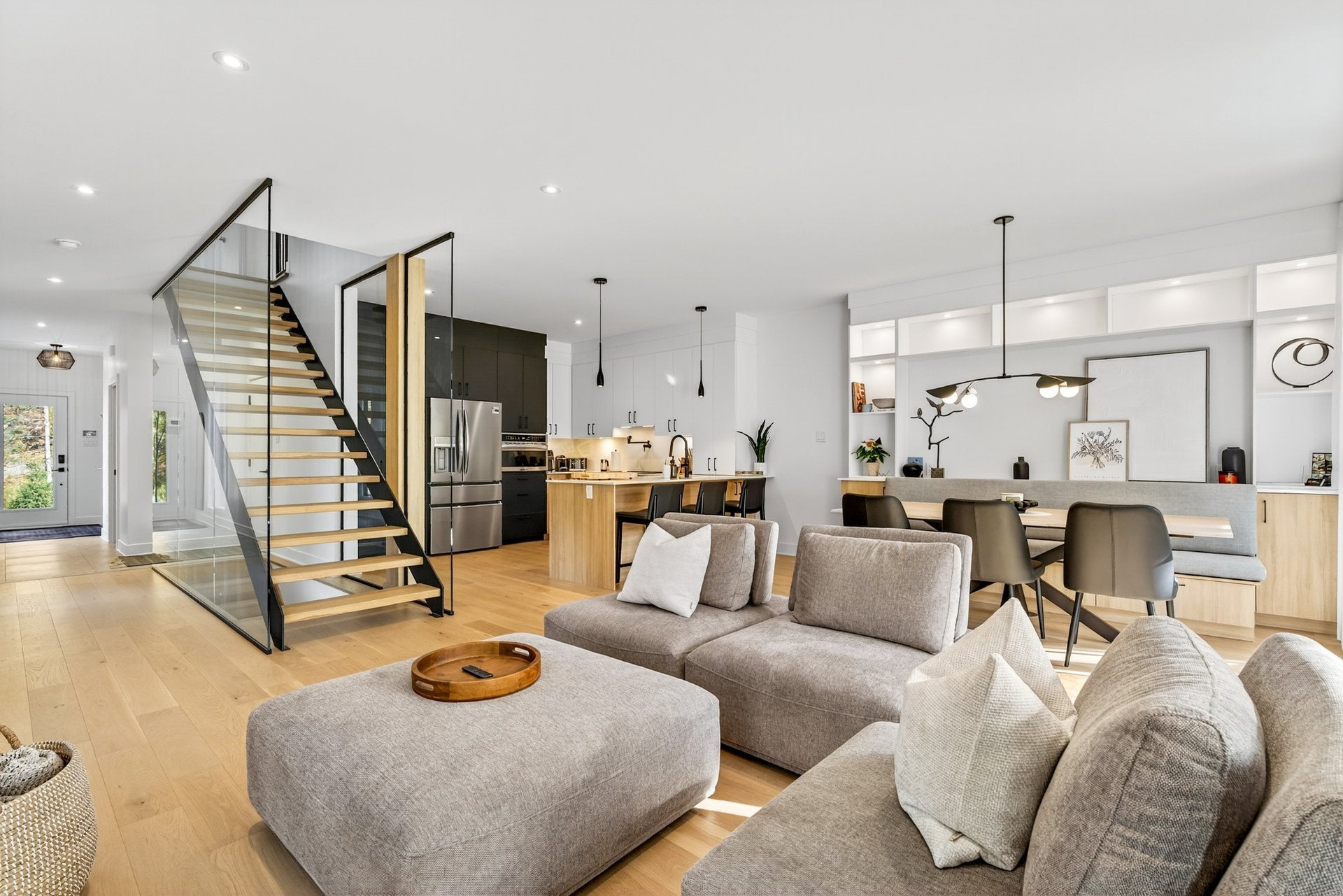 Modern Comfort Meets Rustic Charm by the Lake