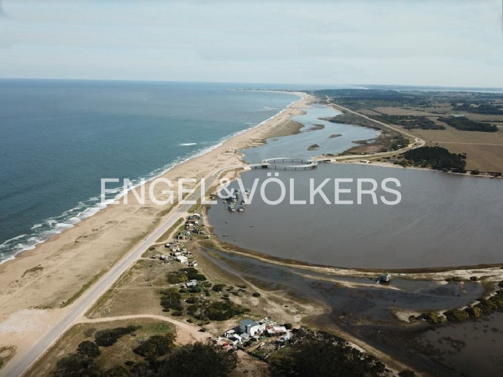 Hostel with restaurant opposite Garzón Lagoon