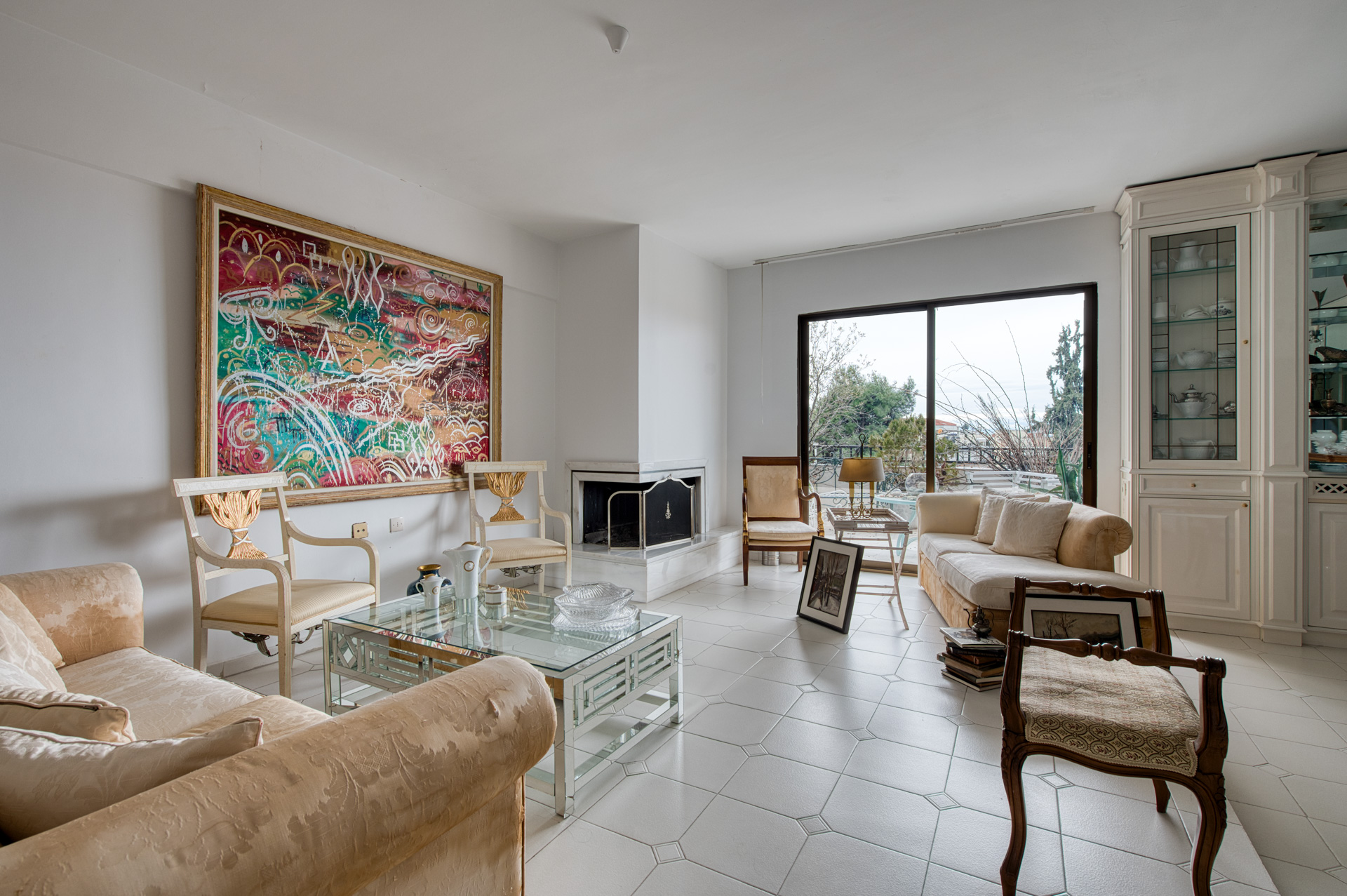 Bright apartment with parking space in the center of Pylea