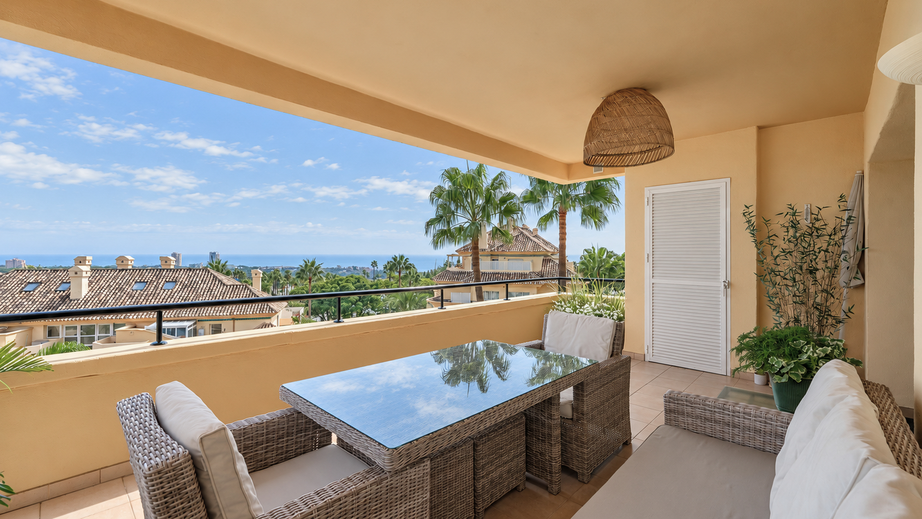 Elegantes Apartment im mediterranen Stil mit aussergewöhnlichem Ausblick in Elviria Hills