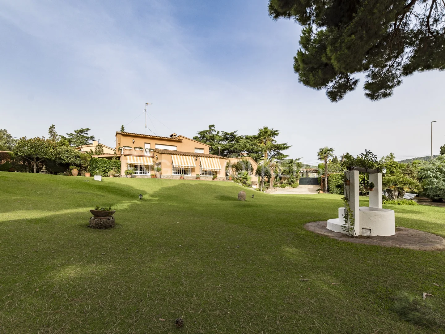 Excellent villa with large garden near urban center