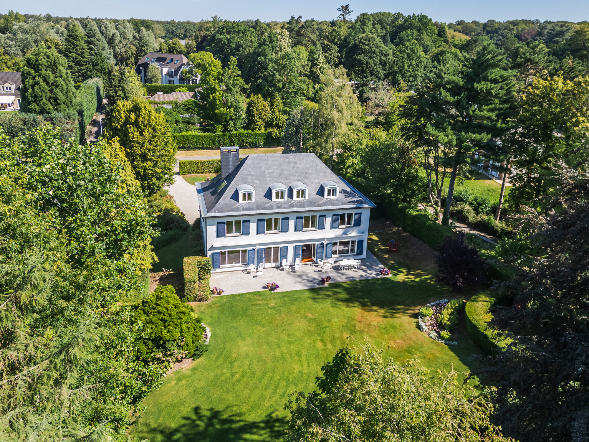 Magnificent character villa nestled in lush greenery in the prestigious Golf district
