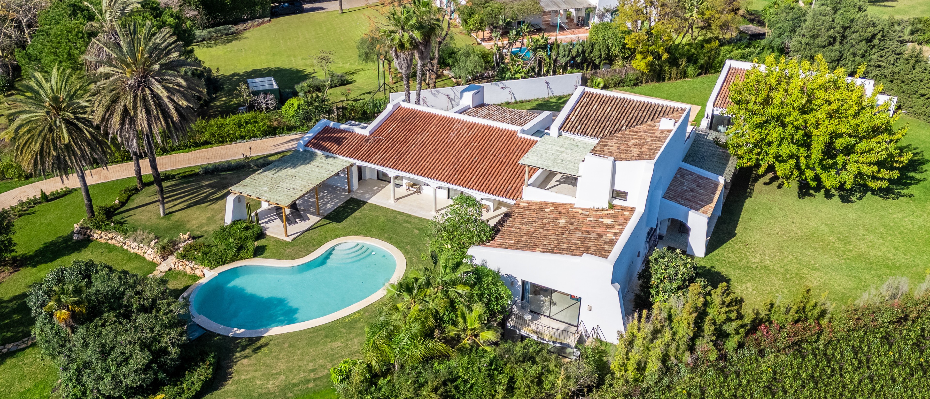 Magnífica villa estilo Boho a pocos pasos de la playa en la prestigiosa Guadalmina