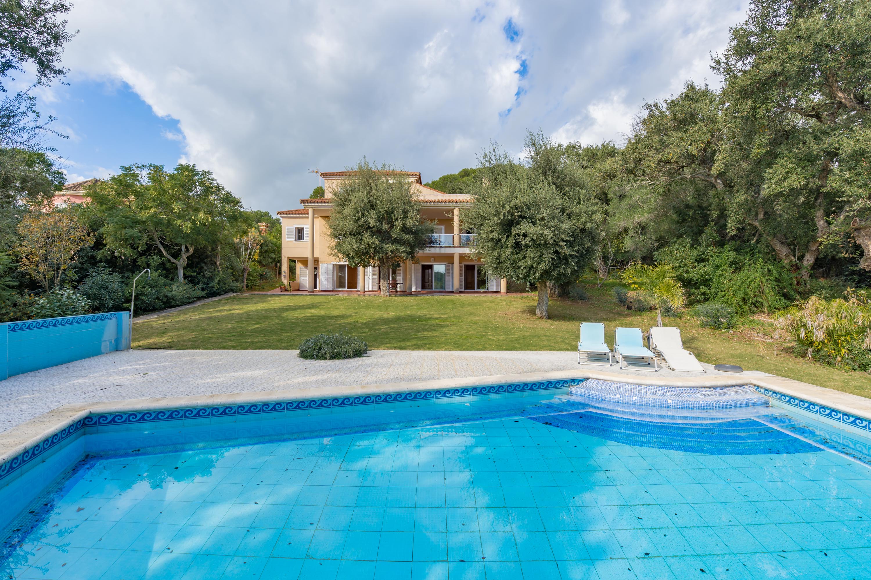 Familienhaus mit Garten in Sotogrande Alto