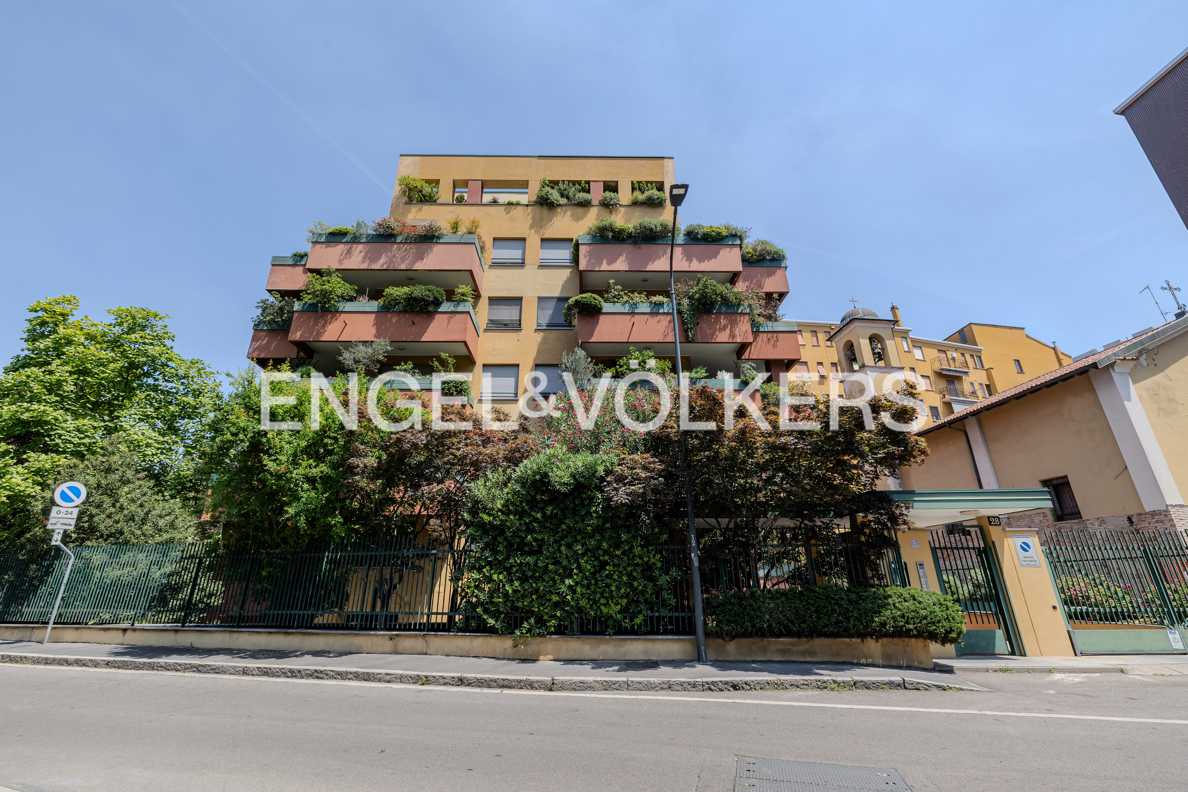 Elegance, light and spacious rooms on Delfico Street