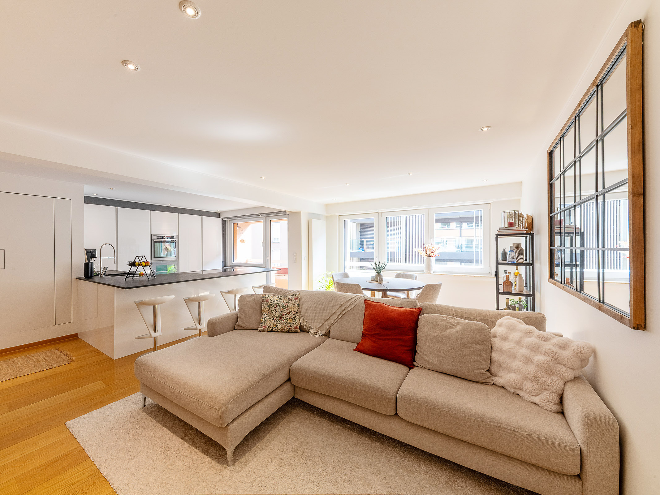 Bright, renovated two-bedroom flat with a garage