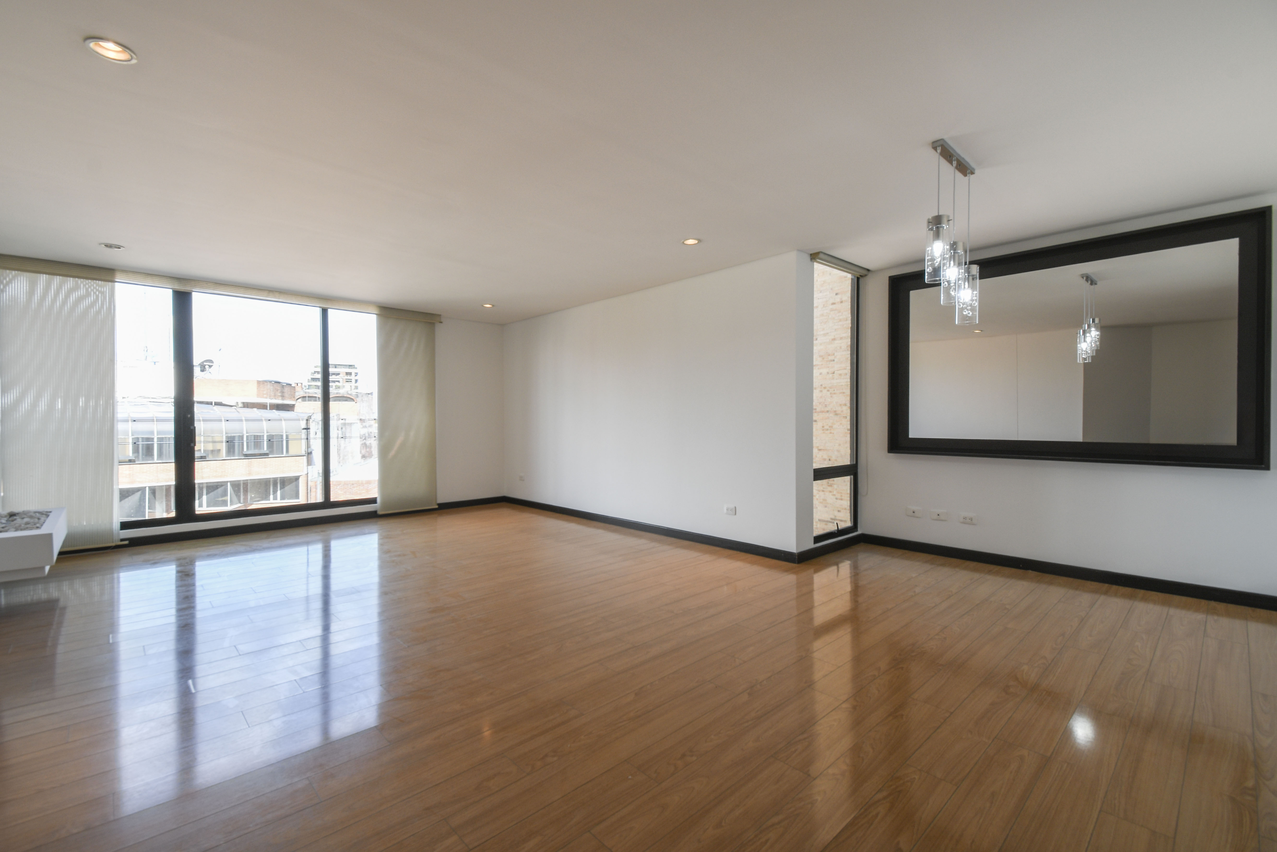 Apartamento con terraza y clubhouse para arriendo en Rosales