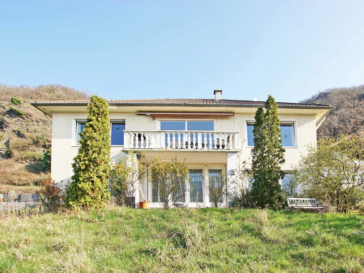 Charmantes Zweifamilienhaus mit Rheinblick