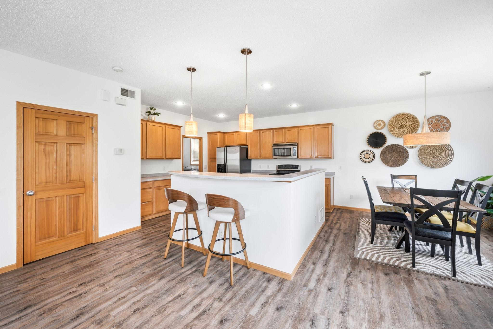 Executive Rosemount 4-BR: Open Layout & Fenced Yard