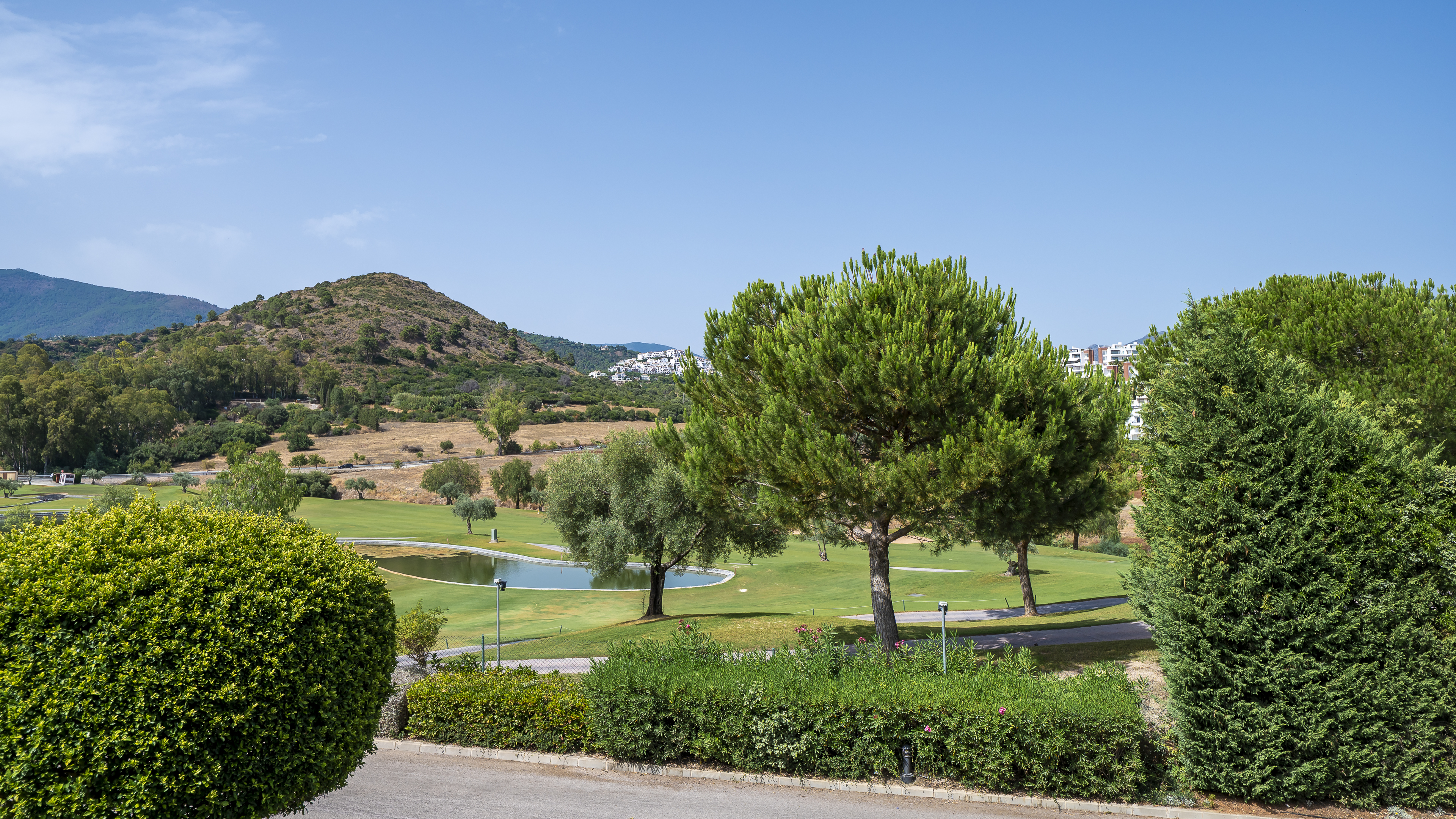 Spacious Frontline Golf Apartment with Panoramic Views in Benahavís