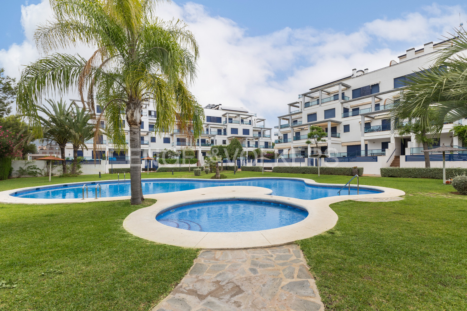 Bright apartment with large terrace and sea views
