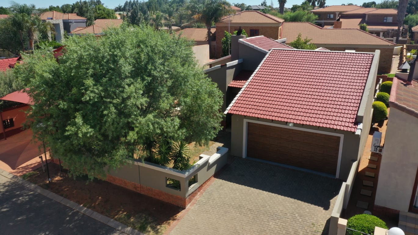 Modern Three-Bedroom Townhouse in Hillcrest Prestige Manor