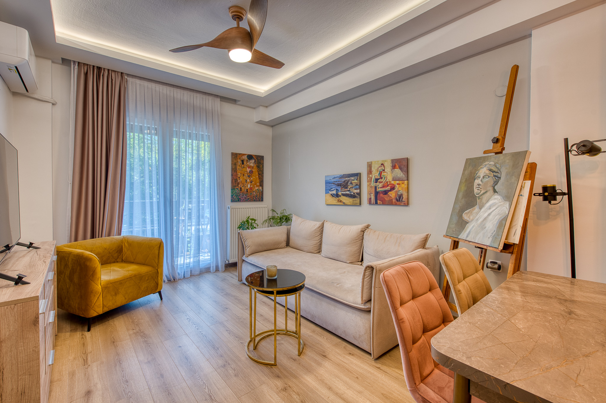 Fully renovated & furnished apartment near the Metro