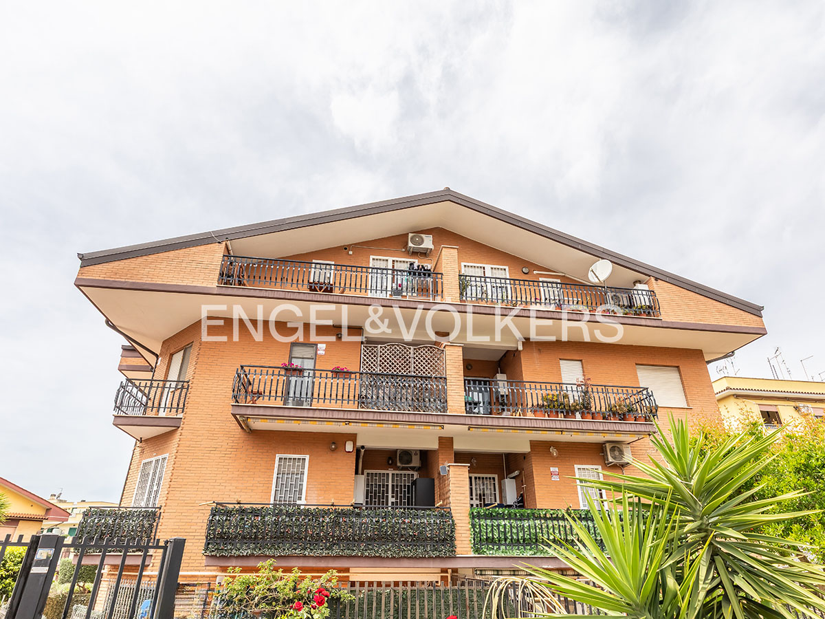 Bright three-room apartment with terrace and garden in Marino