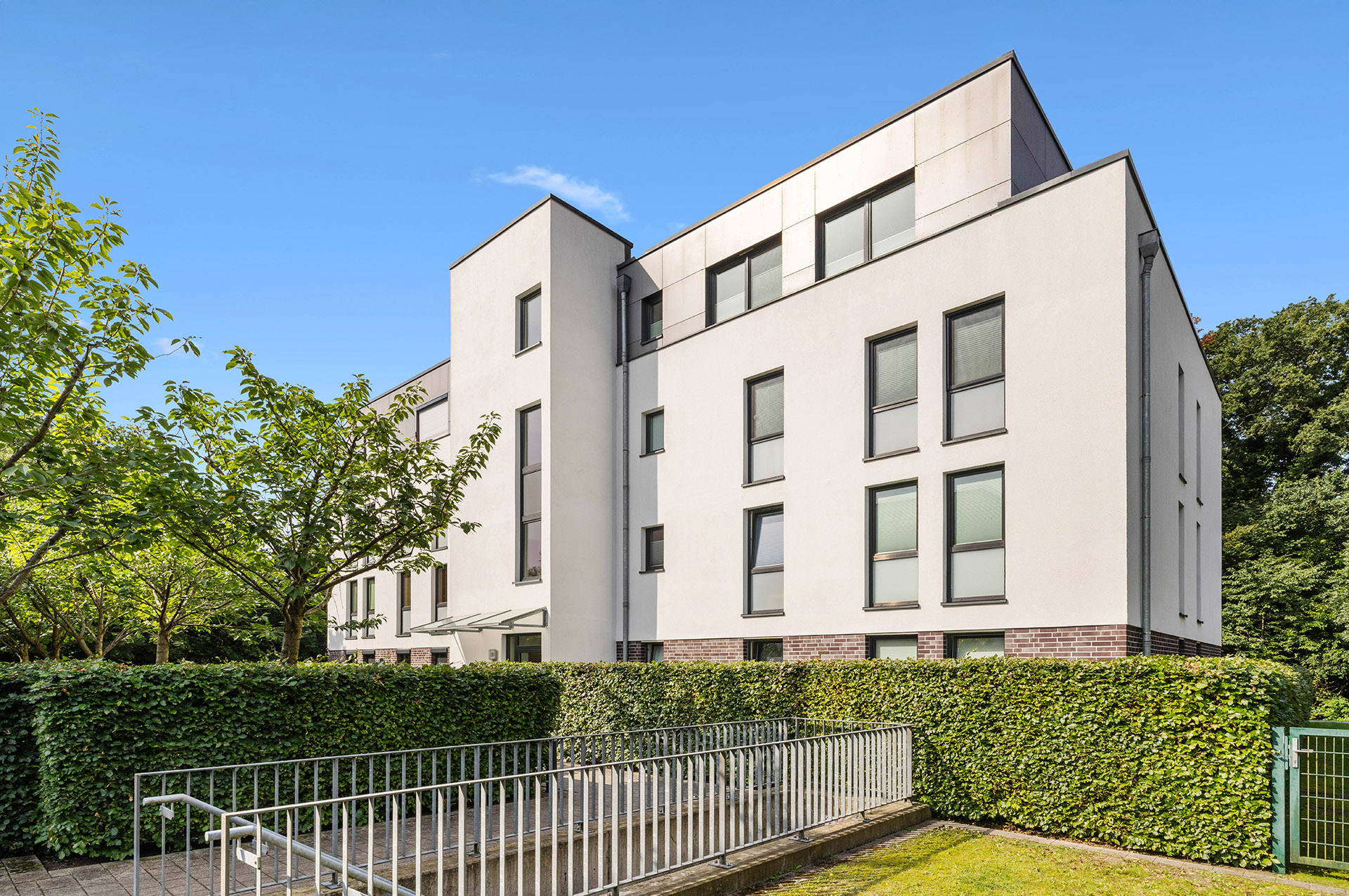 Stilvolles Penthouse mit großer Terrasse und Blick ins Grüne