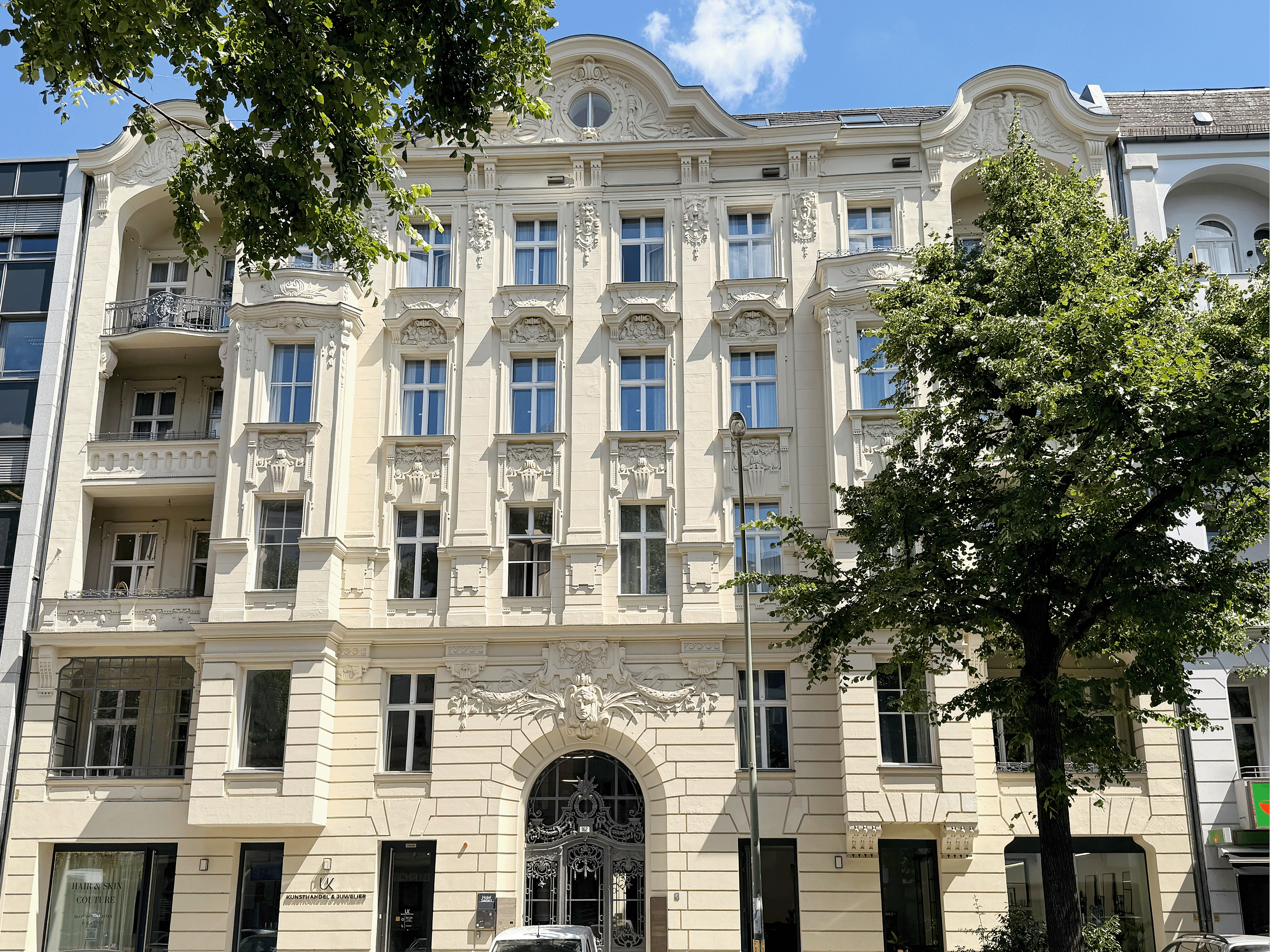 Exklusive Maisonettewohnung                                          im sanierten Altbau mit Dachterrasse      nahe des Ludwigkirchplatzes