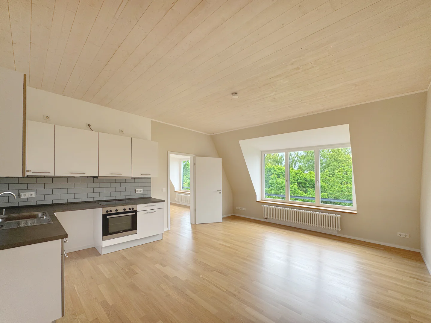 Lichtdurchflutete Dachgeschosswohnung mit privater Aufdachterrasse - Foto 1
