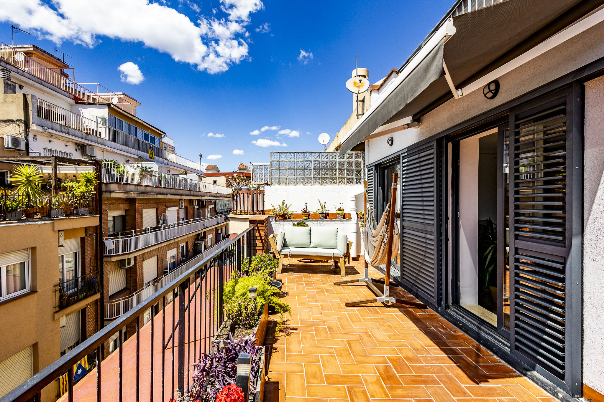 Bright renovated penthouse with private terrace, elevator, and maximum space efficiency in La Bordeta