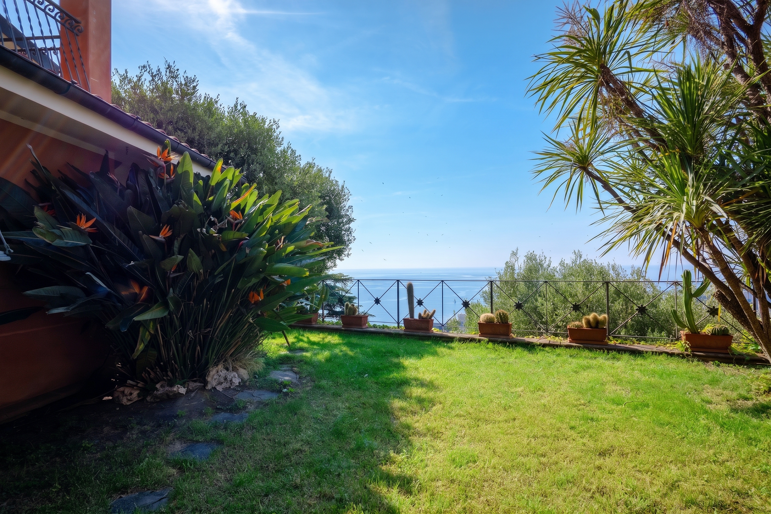 Sea-view townhouse with garden, guesthouse and triple garage
