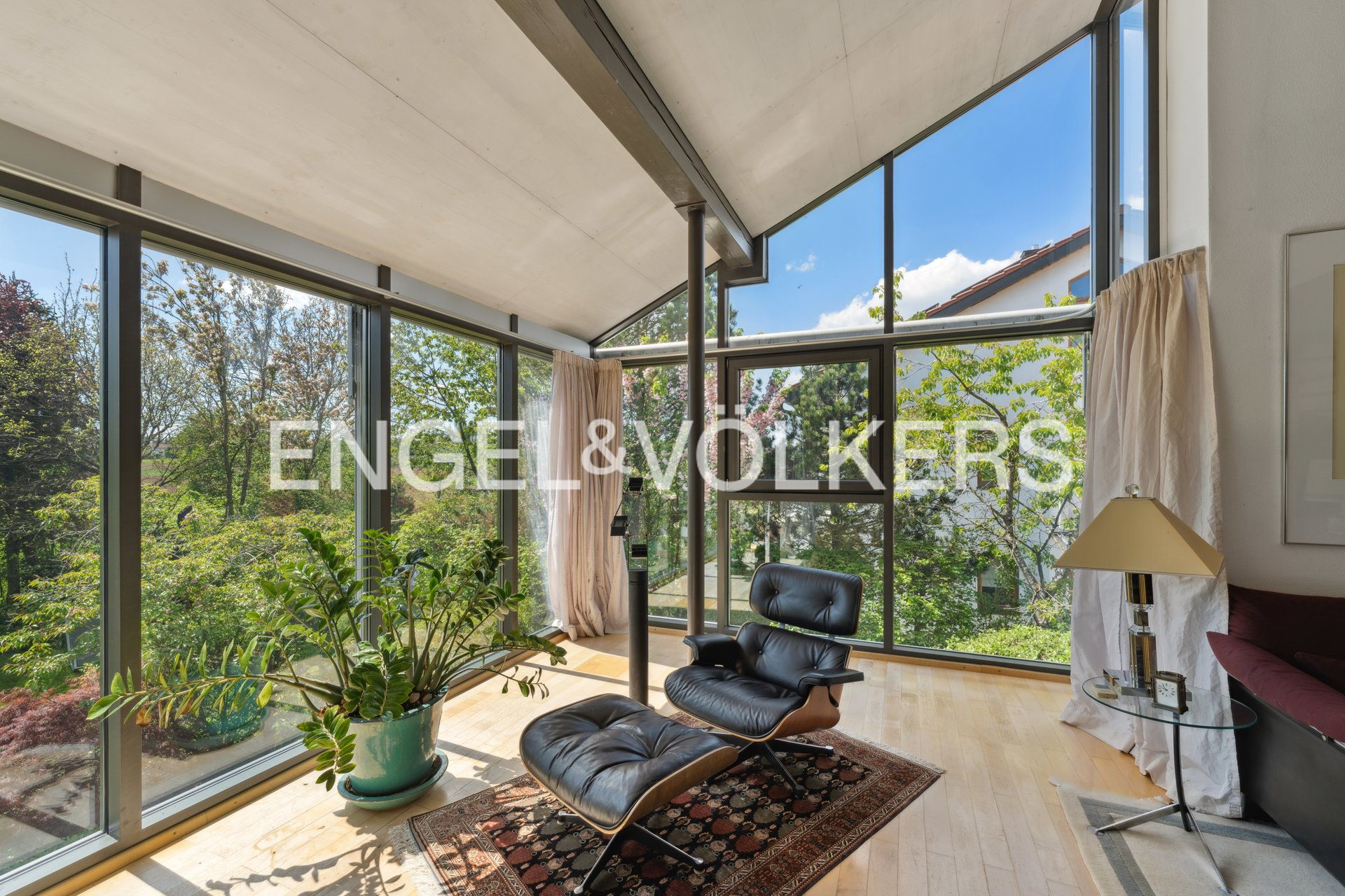 Individually designed semi-detached house with a dreamy garden – family idyll at the edge of the field in Buchenhain