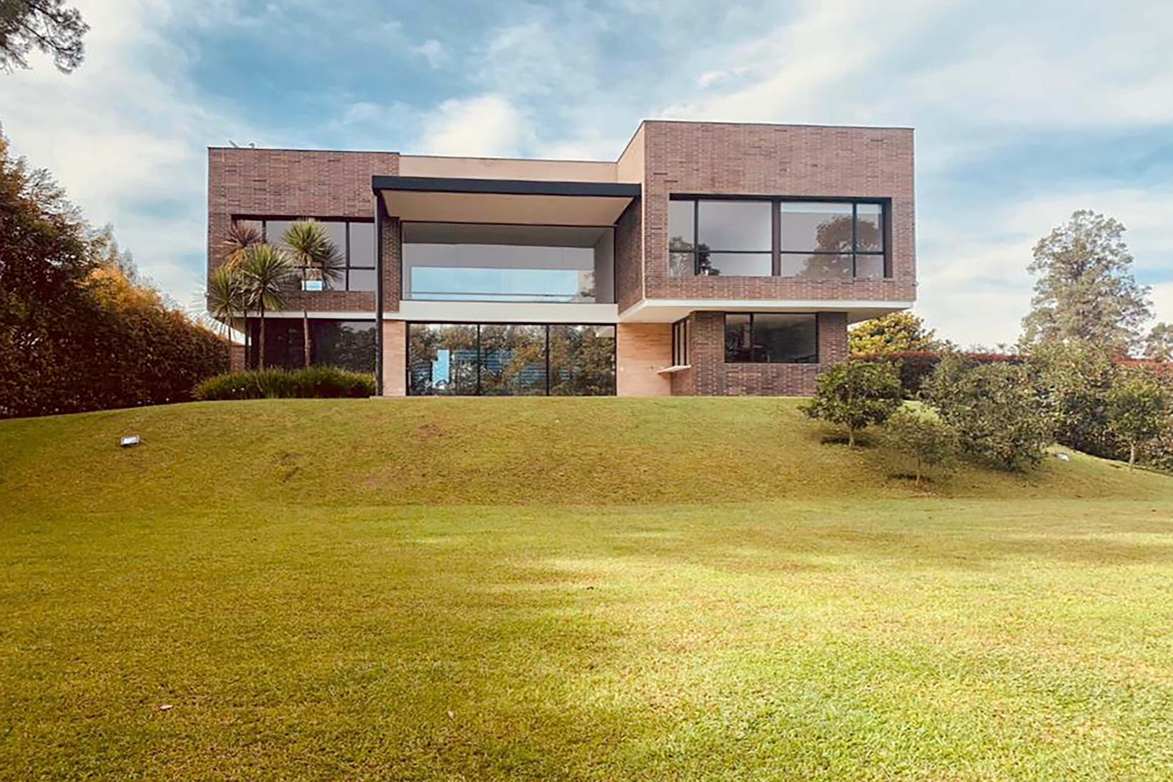 Casa moderna en parcelación para arriendo en Llanogrande