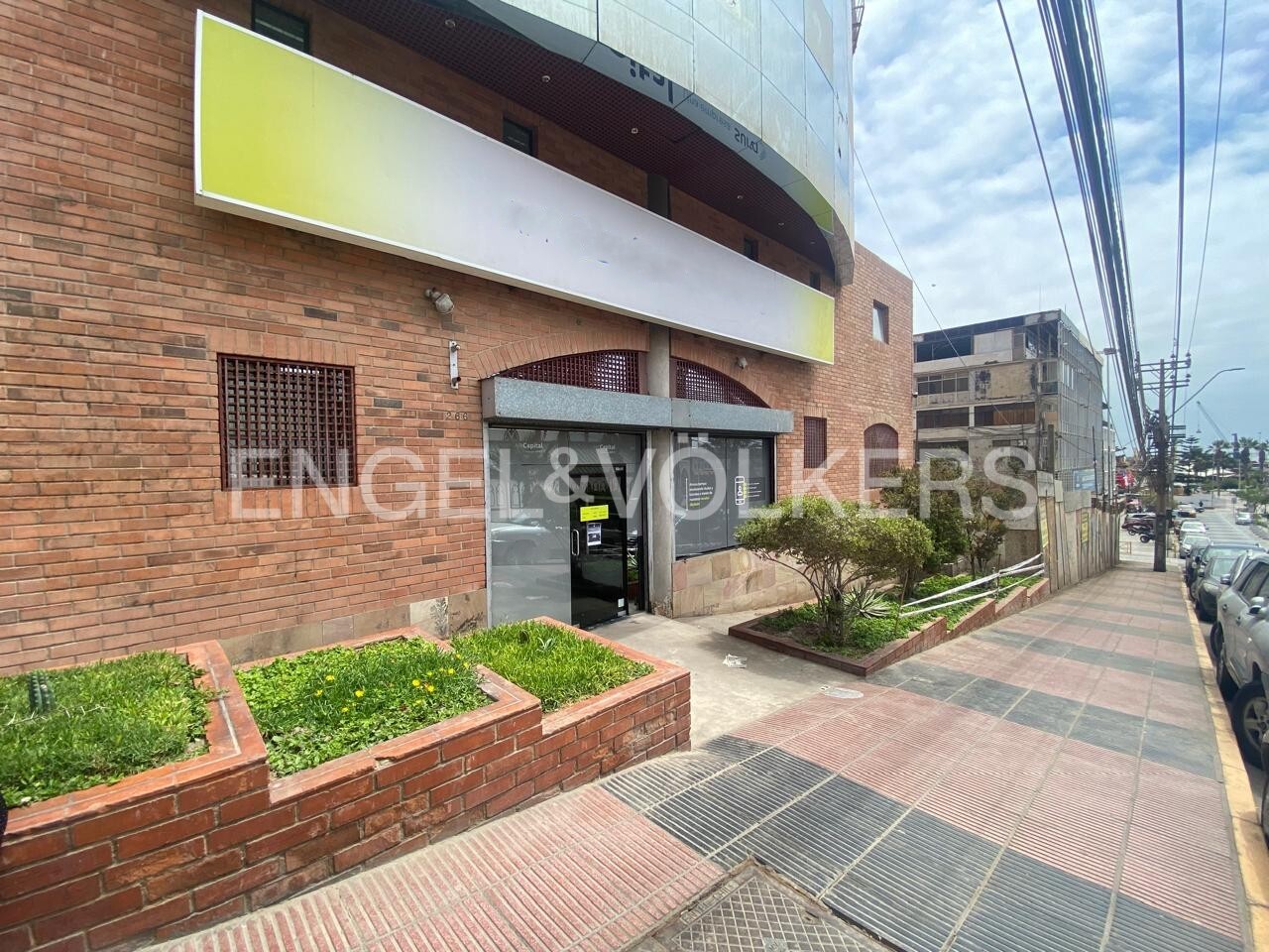 LOCAL COMERCIAL EN CALLE 7 DE JUNIO- EDIFICIO MIRA BLAU