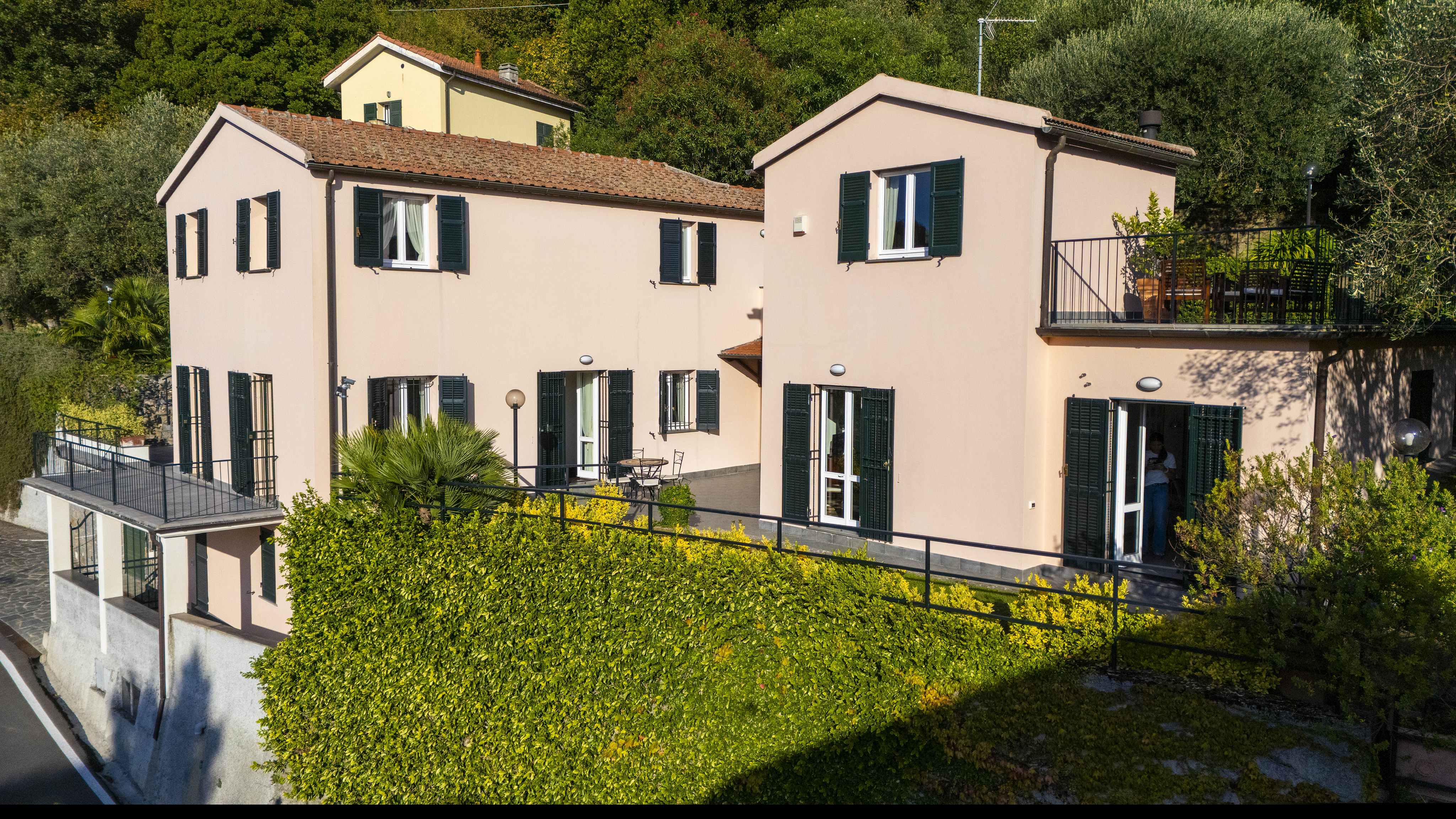 Elegant detached villa with garden and terrace