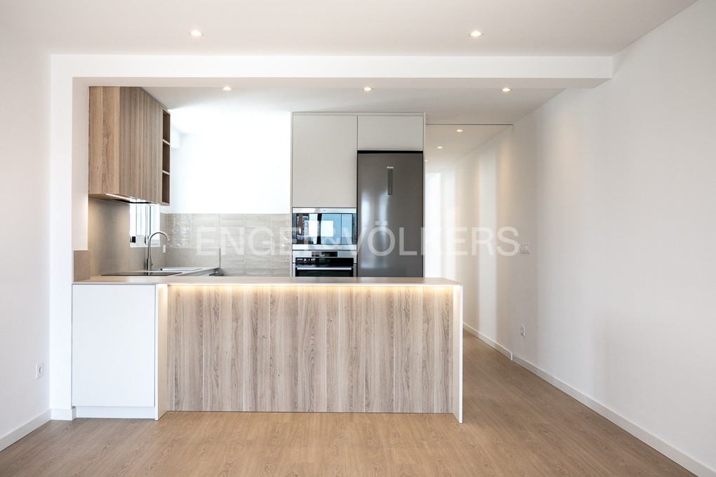 Newly renovated bright flat in "Campanar"
