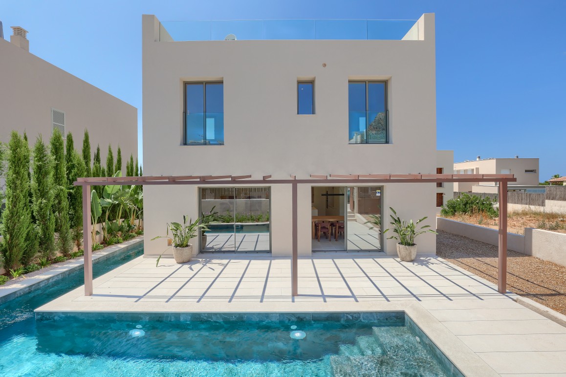 Exclusiva villa de nueva construcción en Colònia de Sant Pere: sueño mediterráneo con piscina y vistas al mar