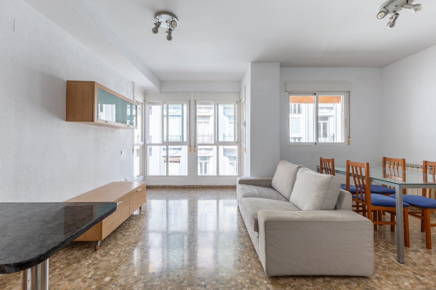 Bright home with garage and storage room, ready to move in