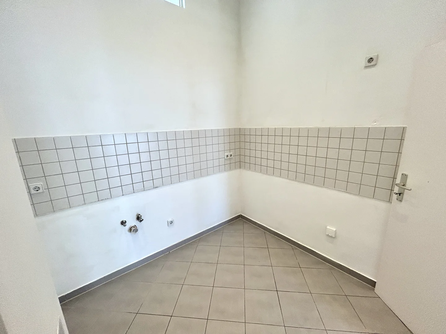 Altbaucharme in Stadtfeld-Ost – Stilvolle 3-Zimmer-Wohnung mit Einbauküche - Photo 3