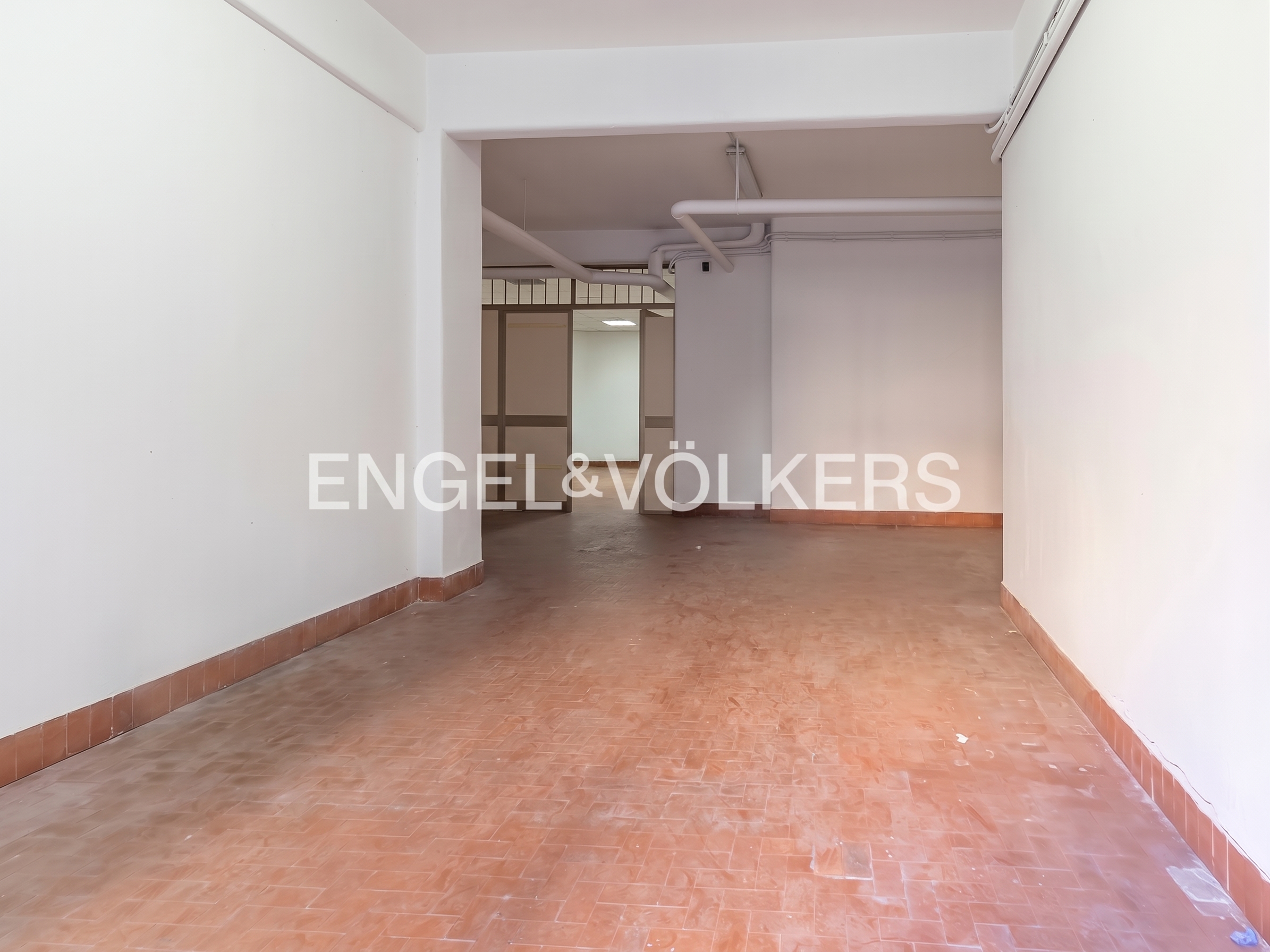 162 sqm C/1 commercial premises with private driveway access – Via San Silverio [AI-modified]