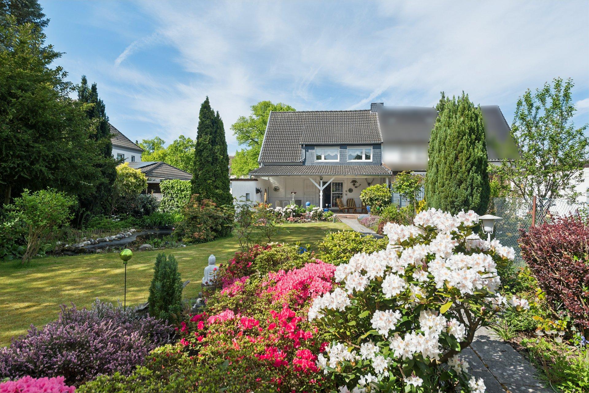 Wohnen im Grünen – Gartenidylle und Haus mit Entwicklungspotenzial