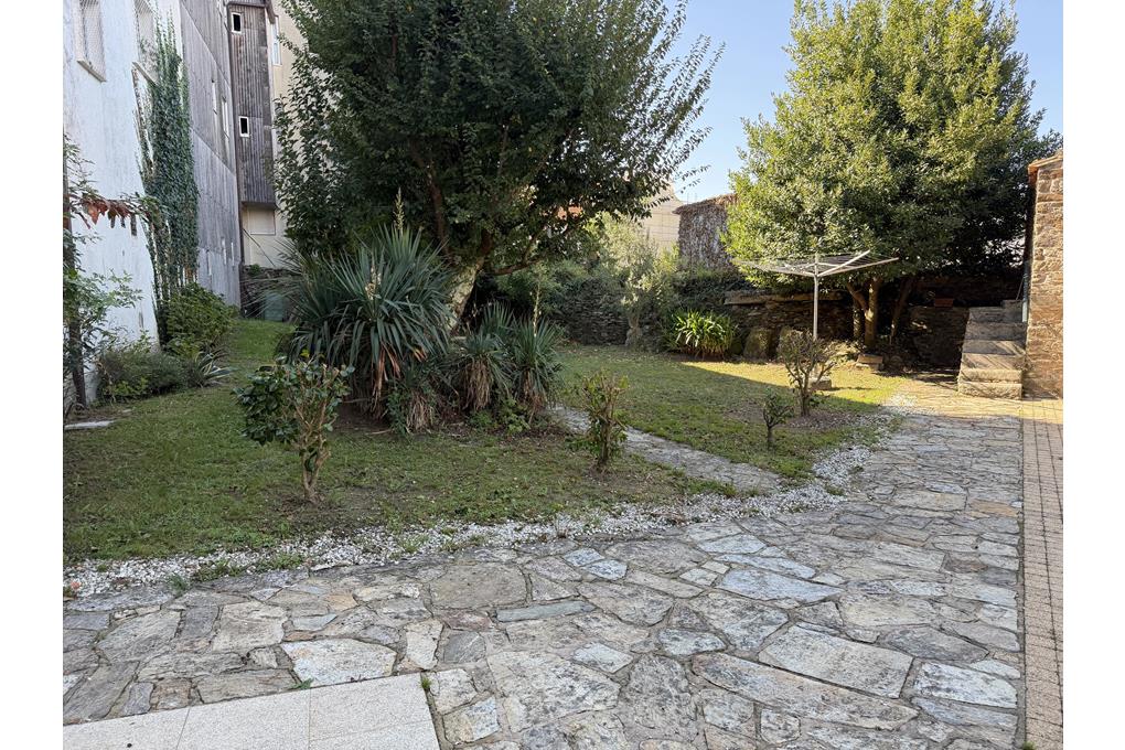 E&V rents a fully furnished 147 m² house with a garden in Santiago