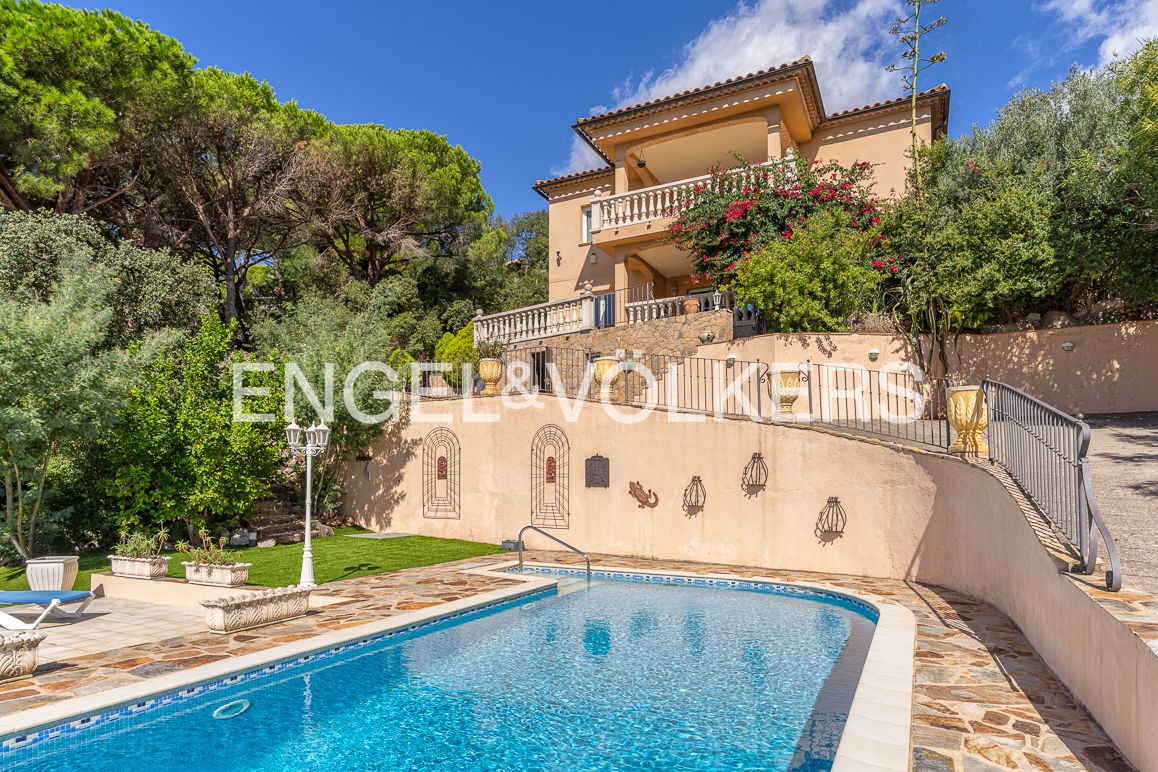 House with 2 independent apartments and pool