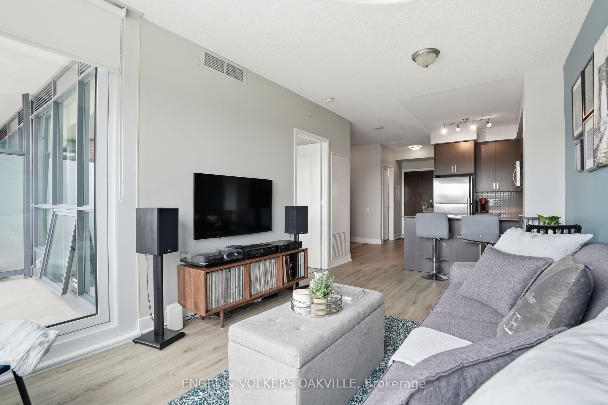 Modern 1 Bed Plus Den Condo in Thornhill Minto Watergarden