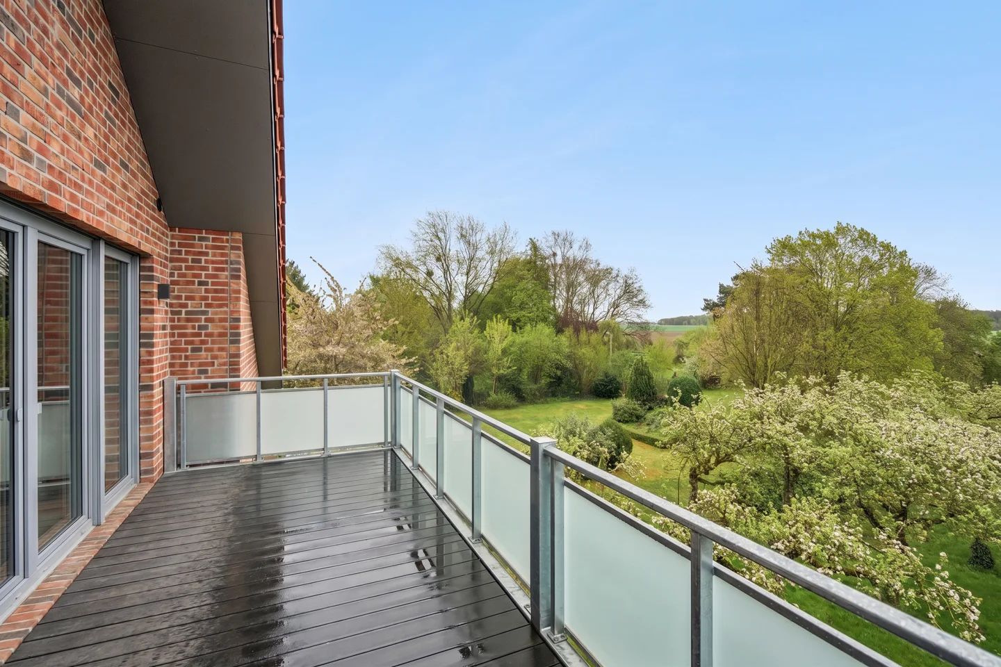 Stilvolle 4-Zimmer-Wohnung mit großzügiger Dachterrasse und Blick ins Grüne - Photo 5