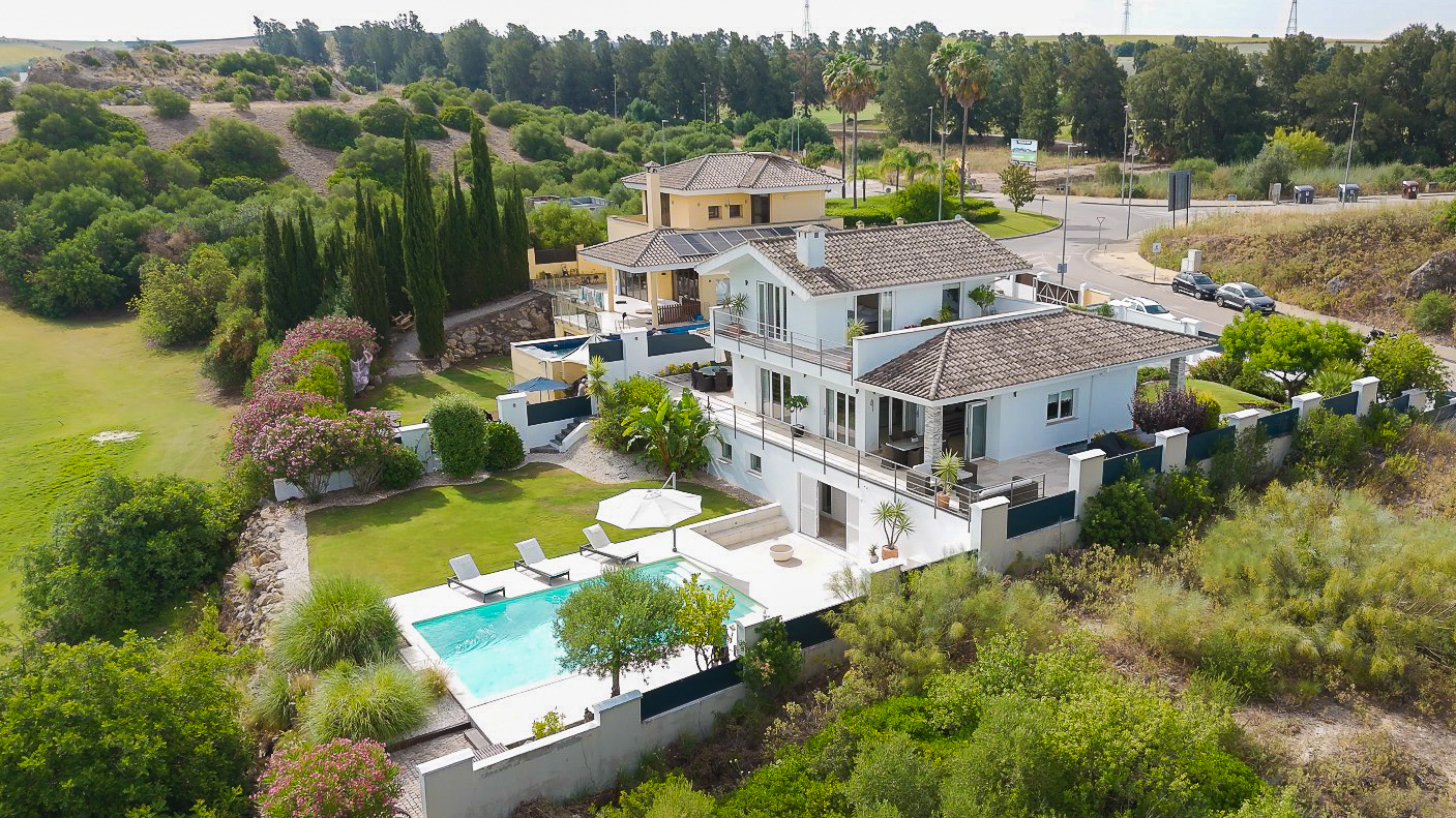 Spectacular Luxury Villa in Montecastillo: Exclusivity, privacy and comfort next to the golf course