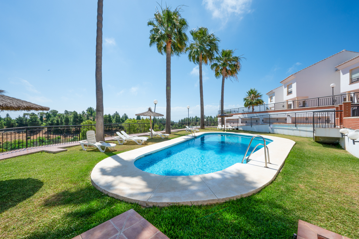 Amazing Corner Townhouse in El Chaparral!!