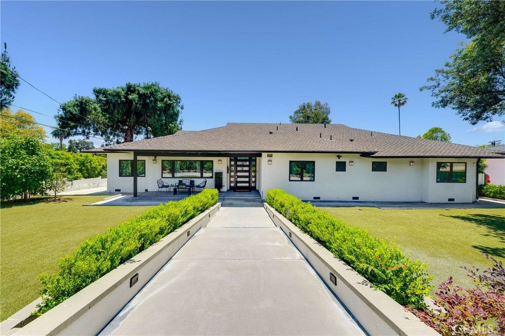Unparalleled Oasis of Opulence and Modern Design