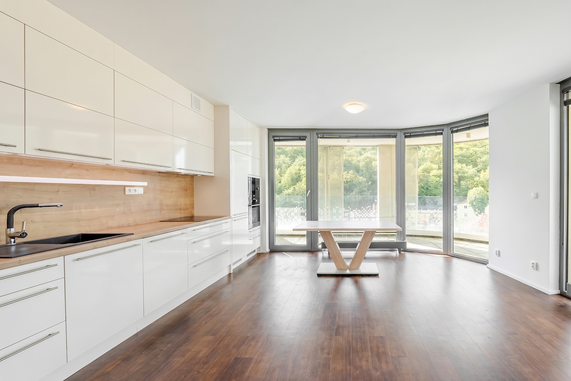 Rent a 4+kt apartment with terrace and parking