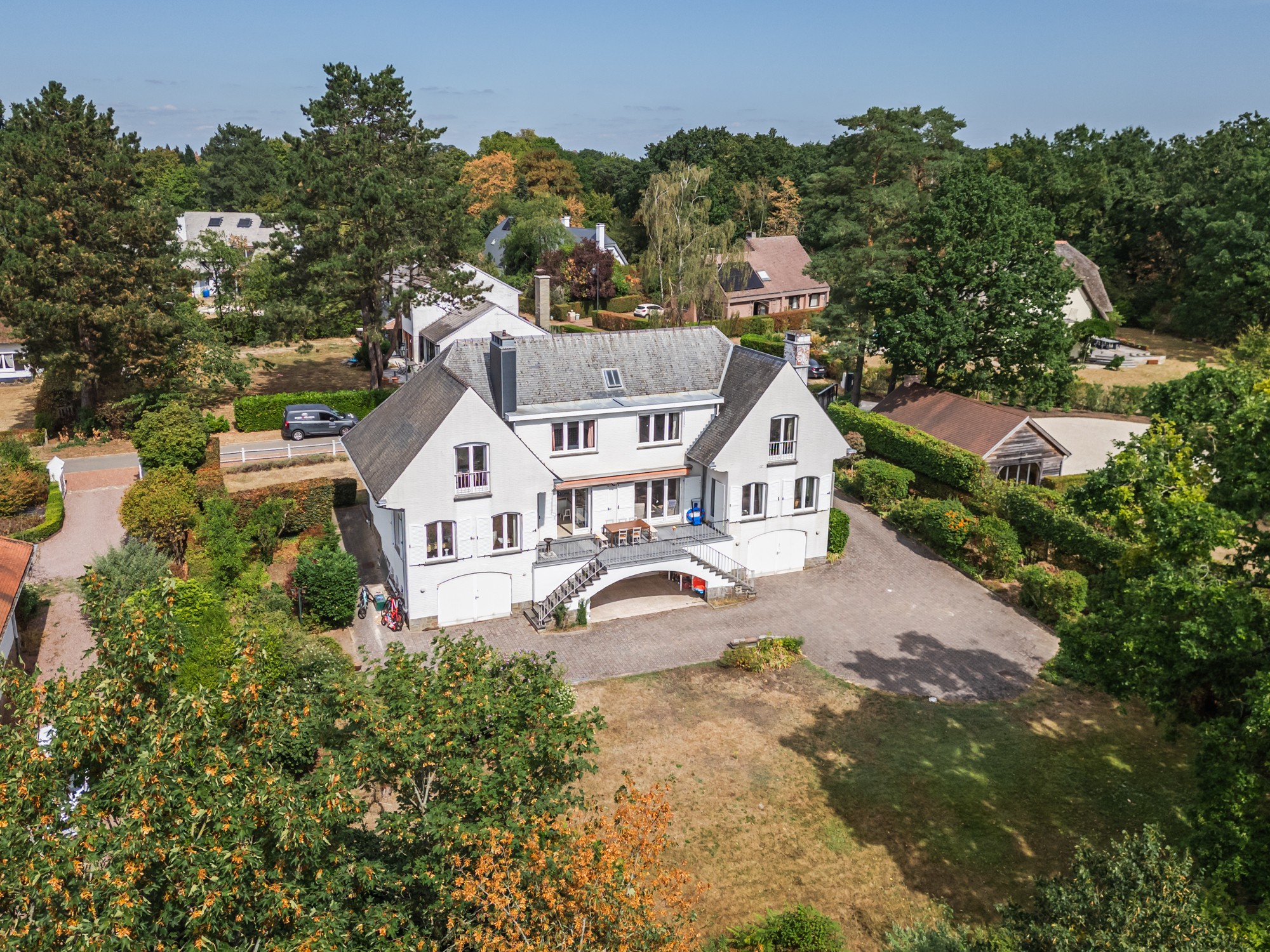 Stunning villa located in a sought-after neighborhood