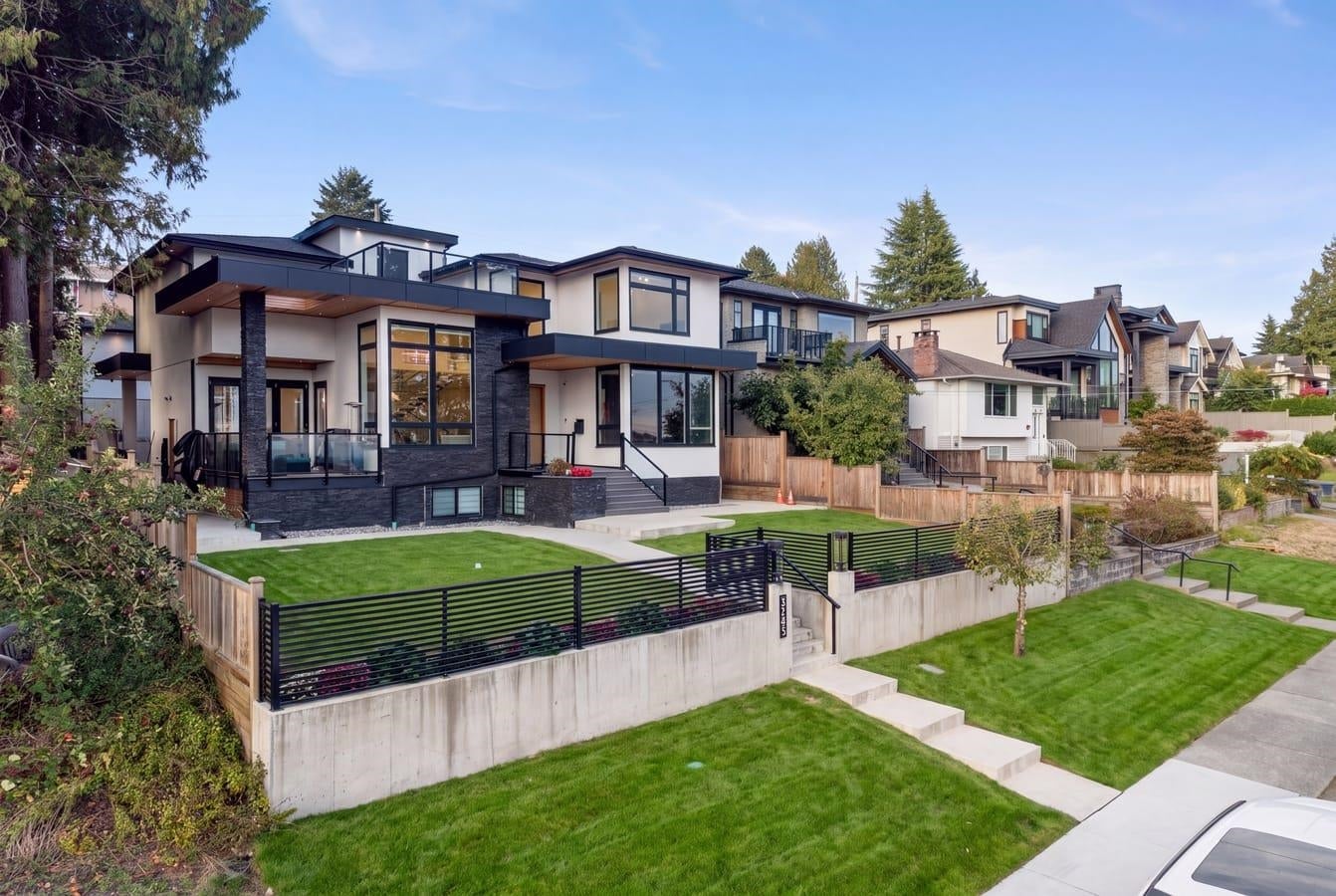 Eight Bedrooms, Rooftop Views, Golf Course Access