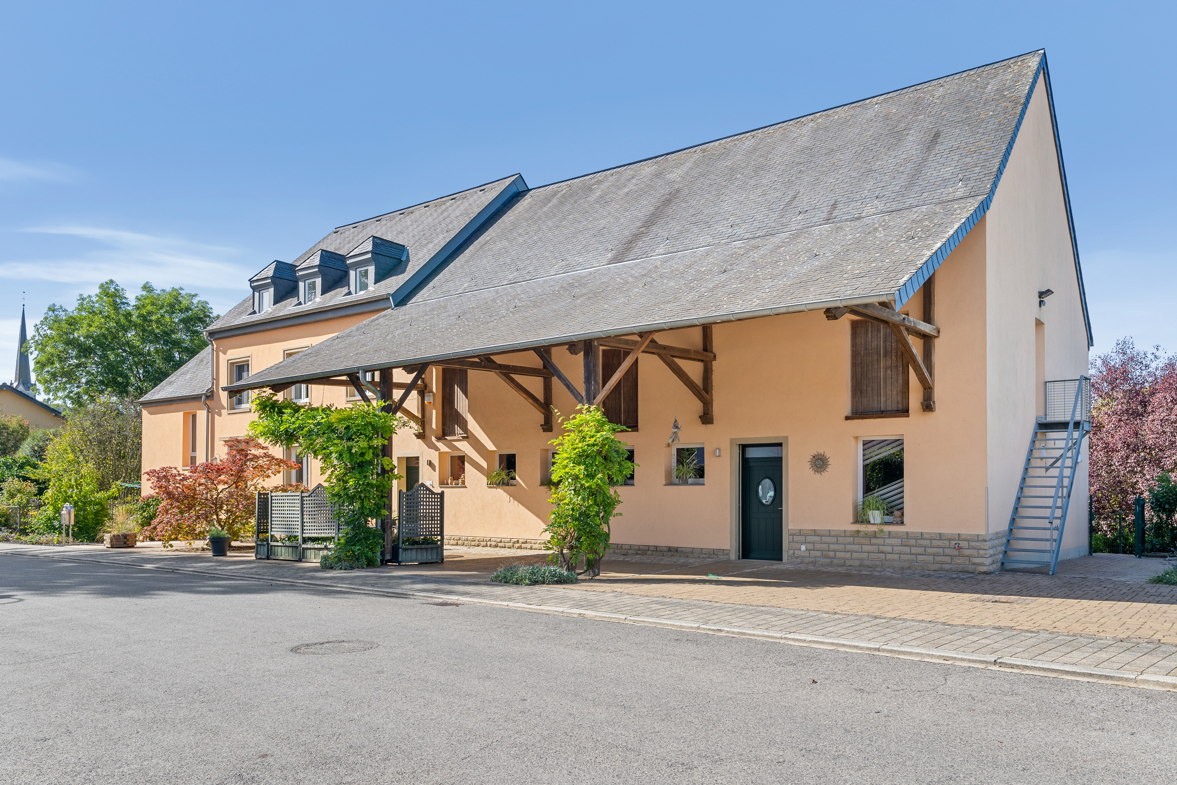 Charming, spacious village house, ideal for professional or leisure use
