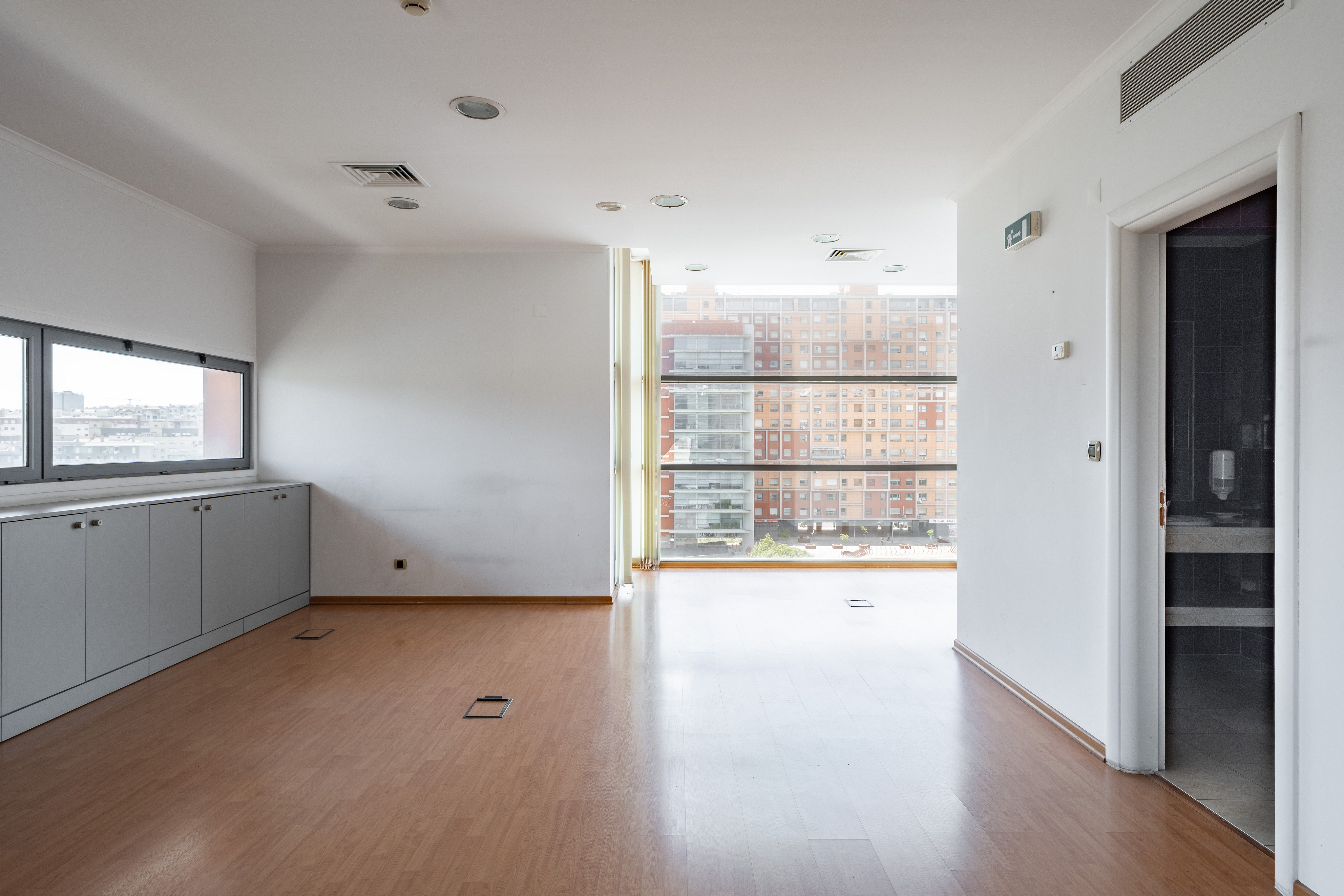 Espaço comercial com garagem em Marvila
