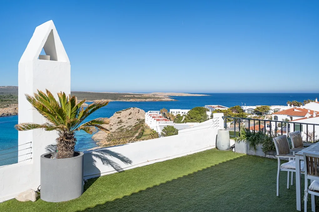 Fantastic penthouse with breathtaking beach views in Son Parc, Menorca