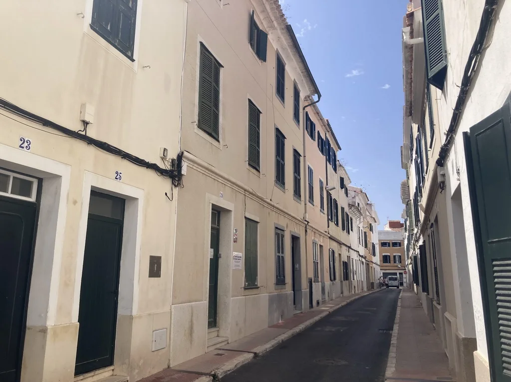 Casa con licencia para reformar y con jardín en el centro de Mahón, Menorca