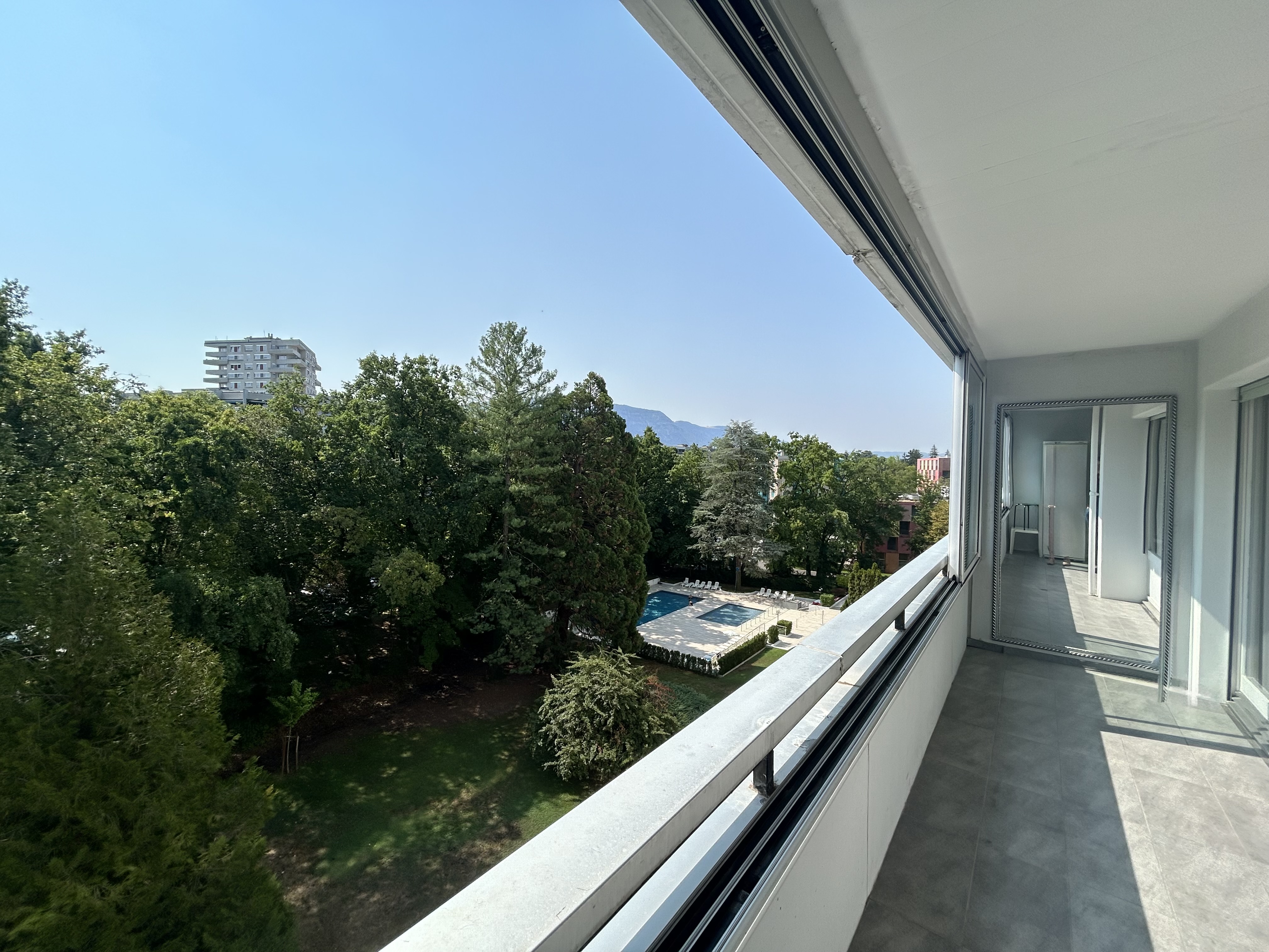Grand studio (2 pièces) meublé avec loggia et accès à un magnifique parc avec piscines